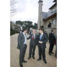 Pizarro, entre Ramón y López Riesco, ayer en la residencia de Endesa