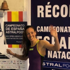 Jessica Vall hace el tradicional toque de campana tras batir el récord de España.