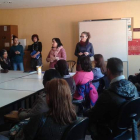 El plan de reinsercción se presentó en la casa de cultura de Nava con gran afluencia de público. DL
