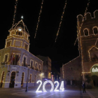 Imagen de la iluminación de la plaza Mayor de La Bañeza, con el edificio del Ayuntamiento y la iglesia.
