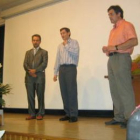 Javier Montero, médico de familia,entre el director y el jefe de estudios del Sánchez Albornoz.