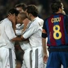 Figo recibe la felicitación de sus compañeros después de hacer un gol al Barça en un partido de Liga