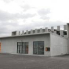 Vista exterior de la entrada del nuevo polideportivo cubierto que será inaugurado en unas semanas