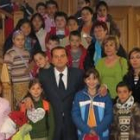 El alcalde de León, Mario Amilivia, con los alumnos del Colegio Gumersindo Azcárate