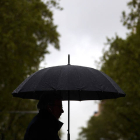 Un hombre se protege de la lluvia con un paraguas.  MIGUEL OSES
