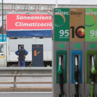 Los surtidores de gasolina están experimentando una mayor demanda en los últimos meses. RAMIRO