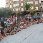 Una de las actuaciones del teatro de calle del pasado año durante las fiestas de Celada.