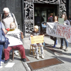 Concentración de 'La silla del hambre' frente al Ayuntamiento de León
