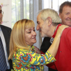 Isabel Carrasco y Matías Llorente se besan, intantes antes de la reunión.