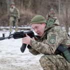 Reservistas ucranianos durante un ejercicio militar en un centro de entrenamiento, el pasado sábado en Kiev. SERGEY DOLZHENKO