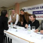 Otero charla con los concejales Gema Cabezas y Chamorro en presencia de los miembros de la mesa