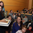 Profesoras y alumnos del colegio La Inmaculada de Ponferrada, ganadores del primer premio. L. DE LA MATA