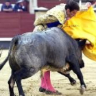 El novillero Salvador Cortés en un momento de riesgo en un quite en el primer toro de la tarde