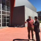 Pablo Peyuca González y el concejal Manuel Ortiz, ayer frente al polideportivo de Rectivía. DL