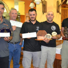 Los cinco primeros clasificados posan con sus trofeos.