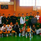Los equipos ganadores de las competiciones de Valencia de Don Juan posan en la foto de familia.