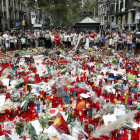 Gran afluencia de ciudadanos y turistas en las Ramblas pasando por el mosaico. ANDREU DALMAU