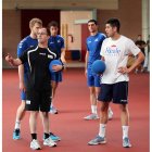 El técnico, Dani Gordo, junto con sus jugadores.
