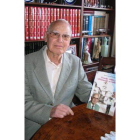 Ricardo Barredo con su libro autobiográfico.