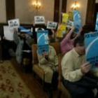 En el Pleno del Ayuntamiento de León varias pancartas reivindicaron durante toda la sesión la paz