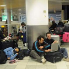 Varios pasajeros esperan en el aeropuerto de Gatwick, en el sur de Londres, .