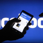 Un usuario utiliza Facebook desde un smartphone.