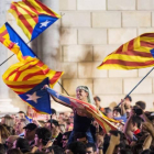 Unas seis mil personas se han concentrado esta tarde en la Plaza de Sant Jaume de Barcelona, ante el Palau de la Generalitat, sede del gobierno catalán, para festejar que el Parlament ha declarado de forma unilateral la independencia de Cataluña.