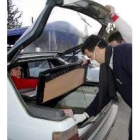 Agentes de Chipre revisan los coches
