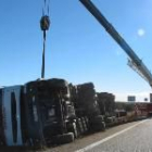 Un momento de la retirada de la carga antes del traslado del vehículo accidentado