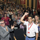 Vicente Andrés (3d) recibe el aplauso de los asistentes tras ser elegido como nuevo secretario general de CCOO en Castilla y León.