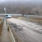 El firme del puente de Cistierna está muy deteriorado.