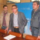 Adolfo Canedo (centro), ayer junto a dos miembros del grupo popular de Cacabelos.