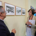 Jesús Courel, Concepción de Vega y José María Hidalgo hijo, ayer en la muestra. ANA F. BARREDO