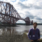 Héctor Bernardo junto al puente Forth Rail Brigde,simbolo de Edimburgo.