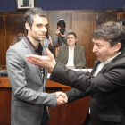 Sergio Gallardo recibe la bienvenida de parte del alcalde, Samuel Folgueral.