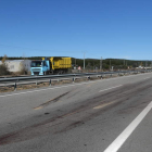 Marcha de sangre de jabalí y rueda sobre la calzada de la C-631 tras un accidente de tráfico, en imagen de archivo. L. DE LA MATA