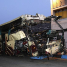 Estado en el que ha quedado el autobús, tras el accidente en el túnel de Valais (Suiza).