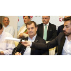 Los responsables de la UTE Legio VII, del consorcio provincial Gersul y del comité de empresa, Óscar Sanzo (I), José Antonio Velasco (C) y Fernando Abella (D) firman el acuerdo que pone fin a la huelga de basuras.