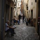 Un hombre lee un diario en el barrio de Alfama, en Lisboa, el miércoles.