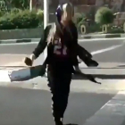 Una de las jóvenes iranís que desafía a las autoridades bailando en la calle. /