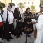 Los novios y padrinos se presentaron ante el sacerdote ataviados con los trajes característicos de la época.