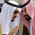 El rey Salman bin Abdulaziz con su hijo, el príncipe heredero, Mohammad bin Salman en Riad