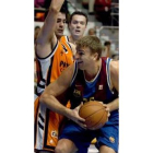 Yebra intenta impedir que lance a canasta el barcelonista Zizic