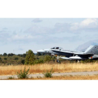 Uno de los ejercicios que los F-18 realizan en la pista de la Academia Básica del Aire, donde se forma a los futuros técnicos de estos aparatos. MARCIANO PÉREZ