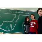 Andrea Pol, María Paz Diez y Víctor González, con el dibujo de su profesor sobre el mito de la caverna de Platón. MARCIANO