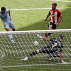 El delantero del Atlético de Madrid Diego Costa dispara ante el portero del Ahtelic Unai Simón en un partido de junio de 2020. UNAI TEJIDO