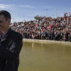 El exsecretario general del PSOE Pedro Sánchez aplaude en el Parque Tecnológico de Dos Hermanas (Sevilla), el pasado sábado.