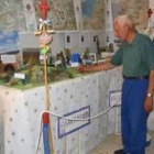 Ángel García muestra la exposición sobre el Camino de Santiago