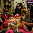 Las impulsoras del 'Pink Power' tejen gorros en la tienda Little Knittery de Los Angeles.