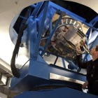 El estudiante Justus Brevik revisando el telescopio Bicep2 instalado en un laboratorio en el Polo Sur.